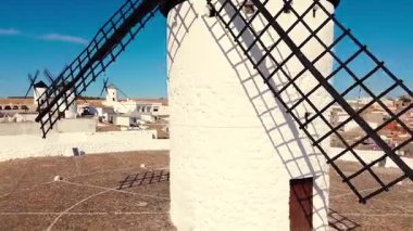 Campo de Criptana, Castilla-La Mancha, İspanya 'da insansız hava aracı saldırısı. Geleneksel bir yel değirmeninden geri çekilerek tarihi köy ve ikonik Manchegan manzarasını gözler önüne sermek. Yüksek kalite 4k görüntü
