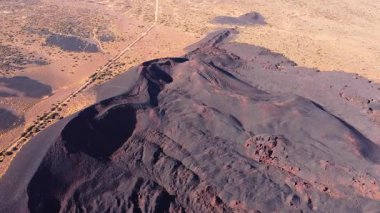 İspanya 'nın Tenerife kenti yakınlarındaki Fasnia' nın volkanik manzarasının hava aracı görüntüsü engebeli lav oluşumlarını, koyu kül eğimlerini ve dramatik jeolojik araziyi gösteriyor. Yüksek kalite 4k görüntü