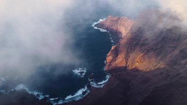 Kuzey Tenerife, Anaga bölgesindeki volkanik kayalıkların insansız hava aracı görüntüsü, Atlantik Okyanusu 'na bakan kıyı sisi ve vahşi doğa manzarası, seyahat ve doğa turizmi için ideal.. 