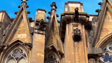 Vitoria-Gasteiz 'deki Mary Immaculate Katedrali' nin detaylı görüntüleri neo-gotik mimari sergileniyor ve mavi gökyüzü altında süslü taş detaylar sergileniyor, İspanya 'nın Bask ülkesinde dini bir eser..
