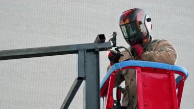 Hava platformu endüstriyel inşaatından kaynaklanan metal kaynak. Yüksek kalite 4k görüntü