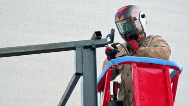 Hava platformundaki kaynakçı metal yapısı endüstriyel inşaat çalışmalarını vurdu. Yüksek kalite 4k görüntü