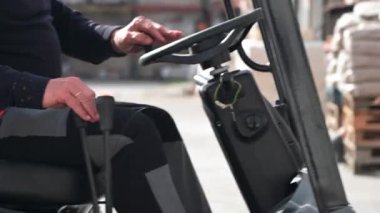 Forklift operatörü sanayi aracını ters kontrol ediyor. Yüksek kalite 4k görüntü