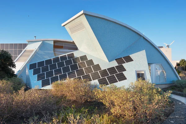 Tenerife, İspanya - 3 Ocak: Tenerife ada 3 Ocak 2016 üzerinde Güney Bioclimatic evler. Farklı bioclimatic teknikleri ve yenilenebilir enerji kaynakları archite için uygulanan bütünleştirilmesi için bir laboratuvar olarak gebe — Stok fotoğraf