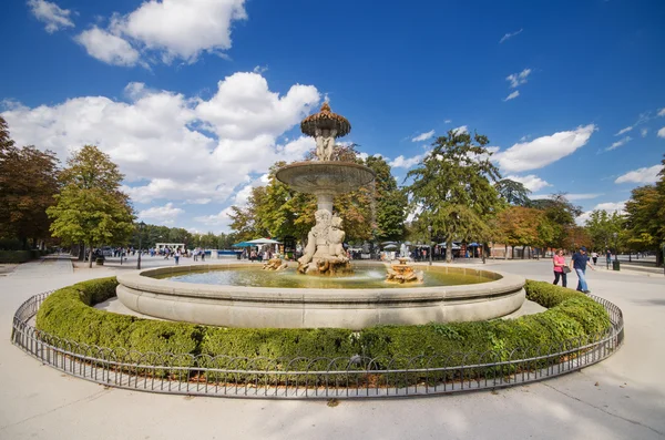 MADRID, SPAIN - OCTOBER 2: Fountain at famous touristic park El Retiro on October 2, 2015 in Madrid, Spain. — Stockfoto