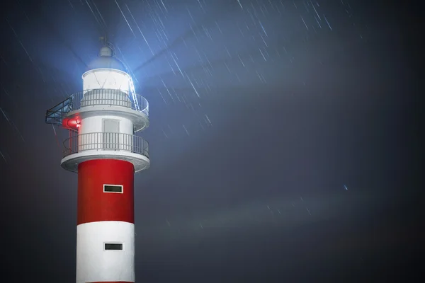 Schöne Nachtaufnahme eines Leuchtturms mit Sternenpfaden im Hintergrund in Punta de Teno, Teneriffa, Kanarische Insel, Spanien. — Stockfoto