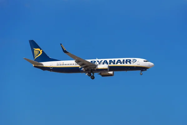 TENERIFE, SPAIN - JANUARY 30: Ryanair Boeing 737 is prepared to land in Tenerife South airport on January 30, 2016. Ryanair is the biggest Low Cost  airline company in europe. — Zdjęcie stockowe