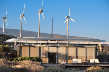 Tenerife, İspanya - 3 Ocak: Tenerife ada 3 Ocak 2016 üzerinde Güney Bioclimatic evler. Farklı bioclimatic teknikleri ve yenilenebilir enerji kaynakları archite için uygulanan bütünleştirilmesi için bir laboratuvar olarak gebe