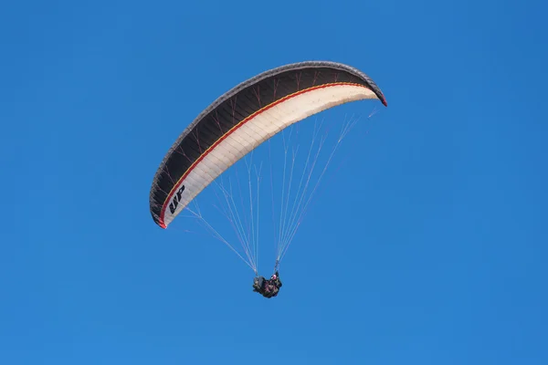 CANDELARIA, ESPANHA - JANEIRO 30: Piloto não identificado voando com um parapente em 30 de janeiro de 2016 em Candelaria, Tenerife, Espanha . — Fotografia de Stock