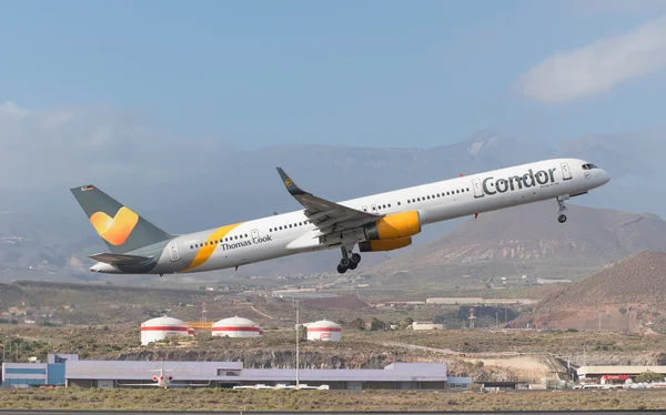 Thomas Cook Condor Boeing 757-300 despegará del aeropuerto de Tenerife Sur el 31 de enero de 2016.Thomas Cook Airlines, es una aerolínea chárter británica con sede en Manchester, Inglaterra. . —  Fotos de Stock