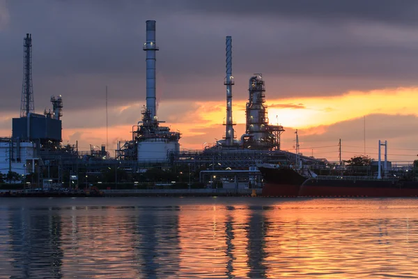 Usine de raffinage de pétrole — Photo