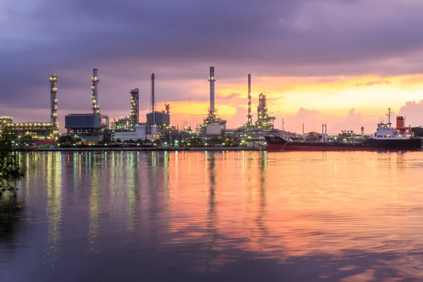 Usine de raffinage de pétrole — Photo