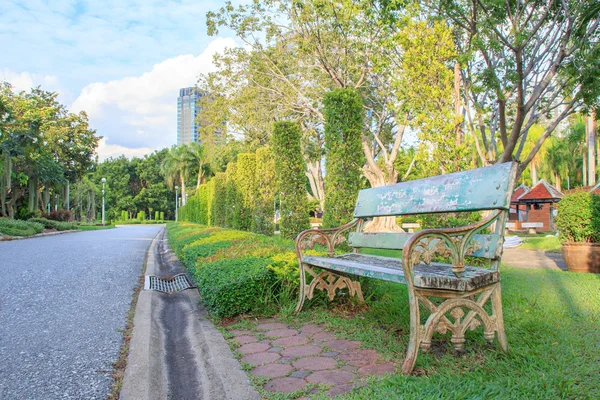 Bänk i parken — Stockfoto