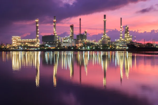 Usine de raffinage de pétrole — Photo