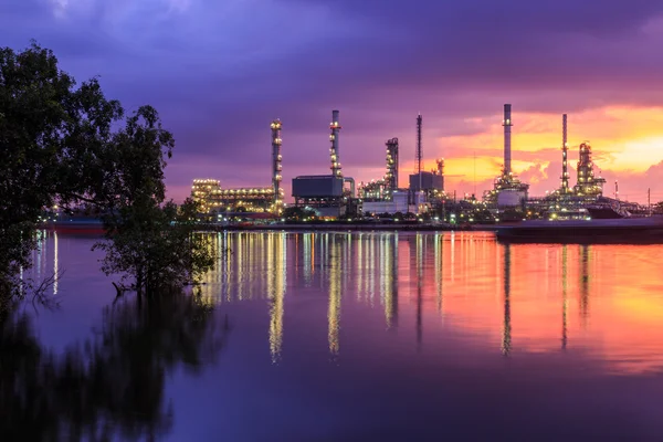 Usine de raffinage de pétrole — Photo