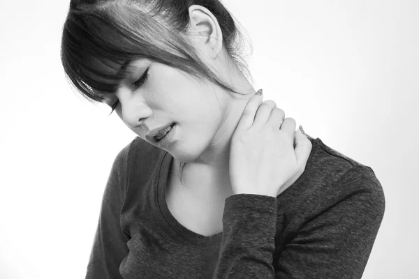 Ung kvinna med en smärta i nacken — Stockfoto