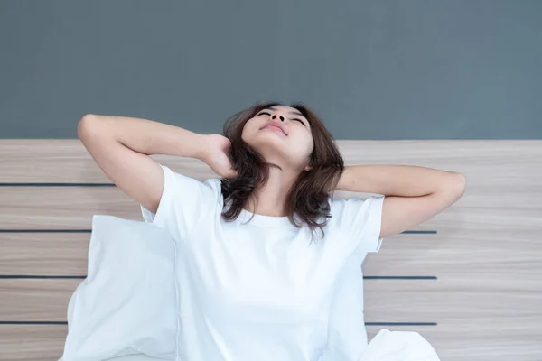 Unga Asiatiska Kvinnor Stretchar Och Ler Sängen Efter Att Vaknat — Stockfoto