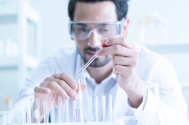 Tıbbi Geliştirme Laboratuvarı: Erkek Bilimadamı Aşıyı Arıyor, Gelişmiş Bilimsel Laboratuvarda çalışan, Tıp, Aşı, Coronavirus covid-19 aşı geliştirme uzmanı