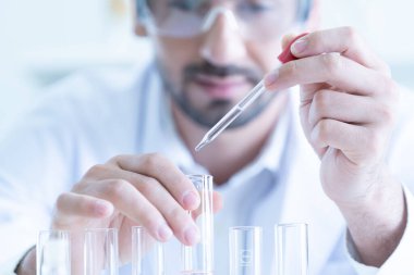 Tıbbi Geliştirme Laboratuvarı: Erkek Bilimadamı Aşıyı Arıyor, Gelişmiş Bilimsel Laboratuvarda çalışan, Tıp, Aşı, Coronavirus covid-19 aşı geliştirme uzmanı