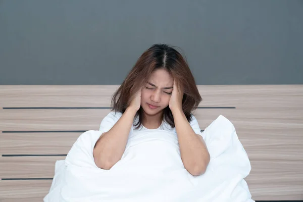 Jovens Mulheres Asiáticas Deitadas Cama Segurando Cabeça Tendo Uma Forte — Fotografia de Stock