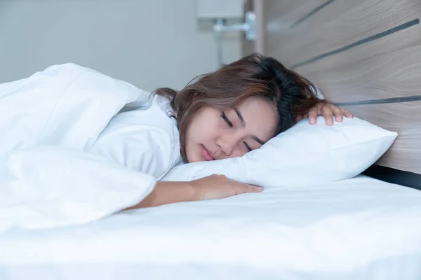 美しい若い女性のトップビュー彼のベッドルームでベッドで居心地の良い睡眠夜 ロイヤリティフリーのストック写真