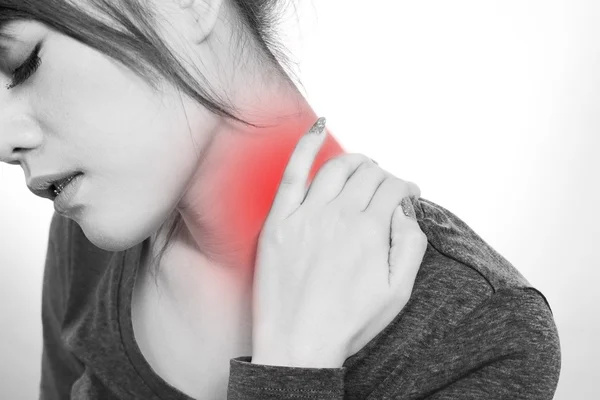 Ung kvinna med en smärta i nacken — Stockfoto
