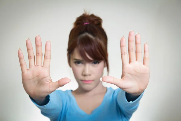 Aziatische vrouwen tonen stop gebaar — Stockfoto