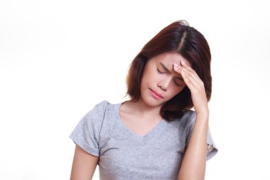 Kadın baş ağrısı beyaz arka plan üzerinde