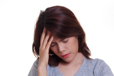 Kadın baş ağrısı beyaz arka plan üzerinde