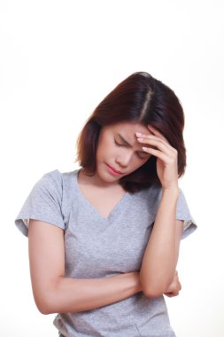 Kadın baş ağrısı beyaz arka plan üzerinde