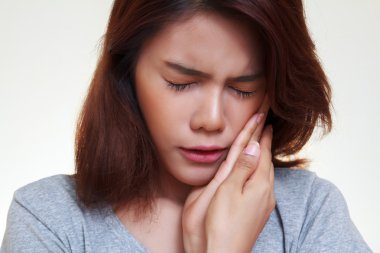 Beyaz arka plan üzerinde kadın diş ağrısı