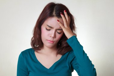 Kadın baş ağrısı beyaz arka plan üzerinde