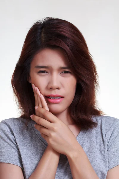 Mulher dor de dente no fundo branco — Fotografia de Stock