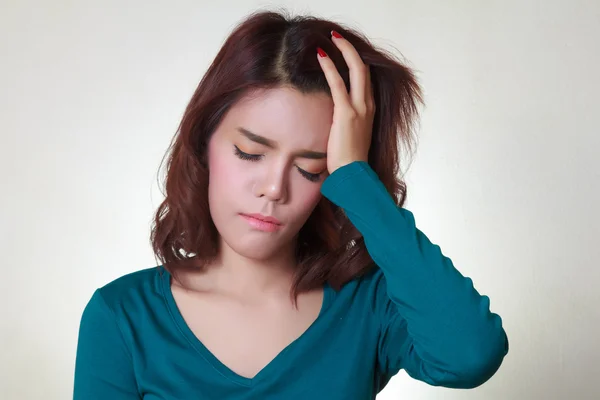 Женская головная боль на белом фоне — стоковое фото