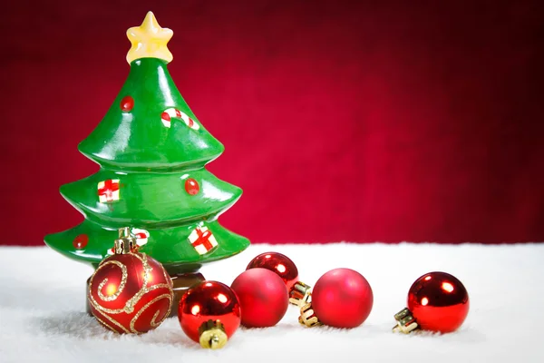 Weihnachtskugeln und Baum — Stockfoto