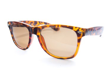 Beyaz arkaplanda güneş gözlüğü