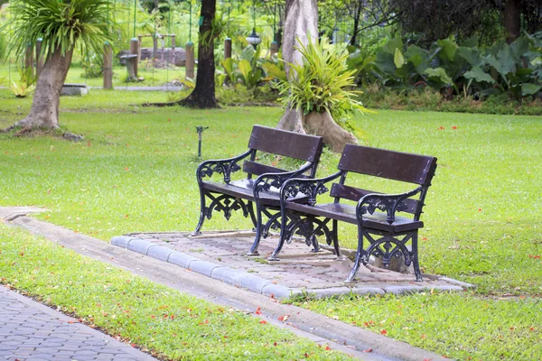 Bänk i parken — Stockfoto