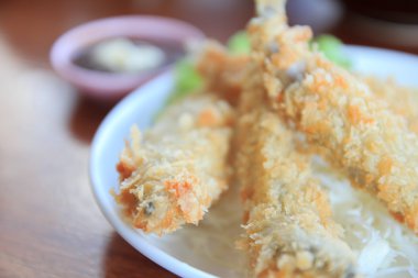 balık kızartma yemek üzerinde