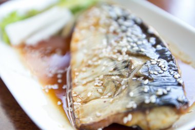 Çanak üzerinde ızgara balık