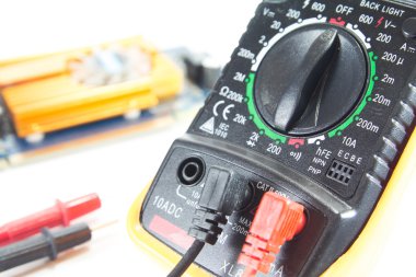 beyaz zemin üzerinde dijital multimetre