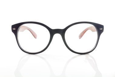 beyaz arkaplanda gözlük