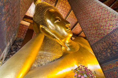 uzanmış buddha altın heykelini yüz