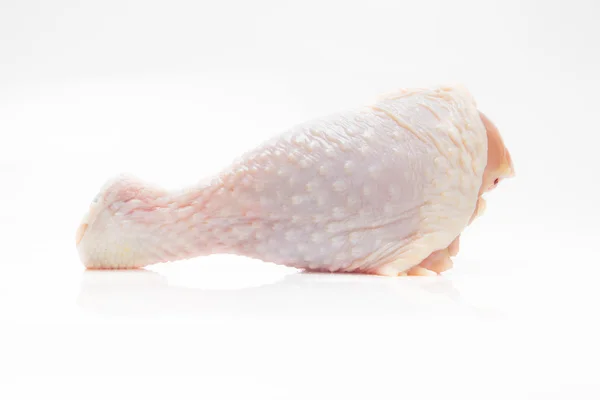 Kuřecí stehýnka na bílém pozadí — Stock fotografie