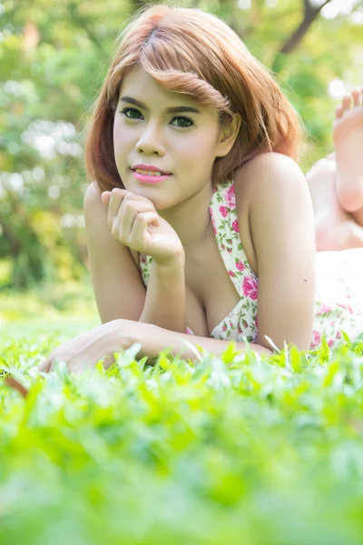 Krásná asijská mladá žena — Stock fotografie