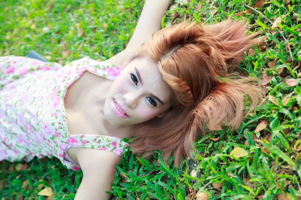 Krásná asijská mladá žena — Stock fotografie