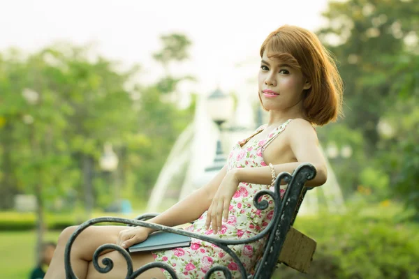 美しいアジアの若い女性 — ストック写真