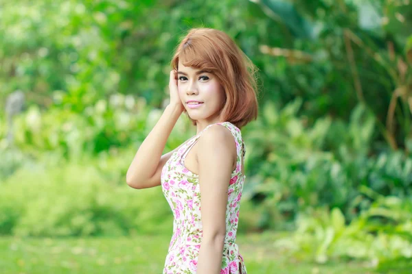 Mooie Aziatische jonge vrouw — Stockfoto