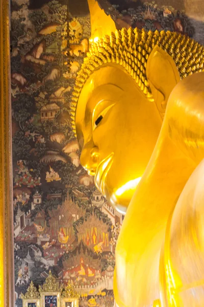 Liggende Boeddha standbeeld goud gezicht — Stockfoto