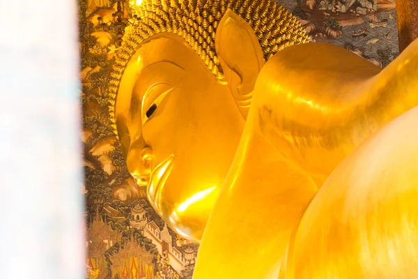 Лежащая золотая статуя Будды — стоковое фото