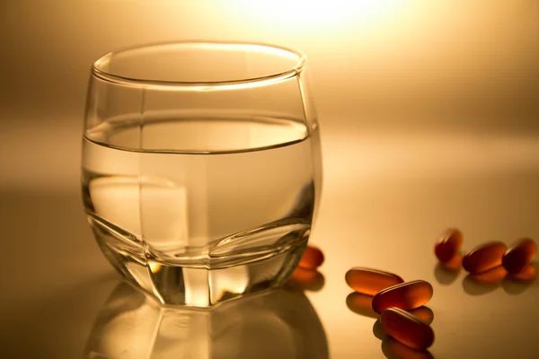 Pohár vizet és tabletták — Stock Fotó